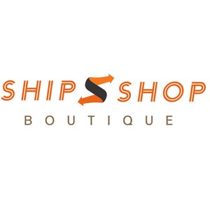 Pu&ograve; includere: Logo di Ship Shop Boutique, con la parola "SHIP" con due linee parallele per ogni lettera, seguita da una "S" arancione stilizzata con frecce che puntano a sinistra e a destra, e la parola "SHOP" con due linee parallele per ogni lettera. La parola "BOUTIQUE" &egrave; scritta in marrone sotto il logo.