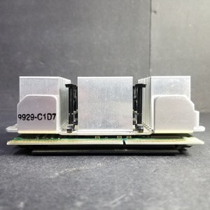 Könnte beinhalten: Nahaufnahme eines silbernen Computer-Bauteils mit einem schwarzen Etikett mit der Aufschrift "9929-C1D7".