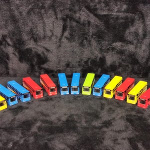 Lot of 13 Transit N Scale City Buses Red Blue Green Yellow H-302 Model Train