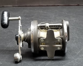 DAIWA 4000C Med/heavy Salt Water Spinning Reel With Line Included 