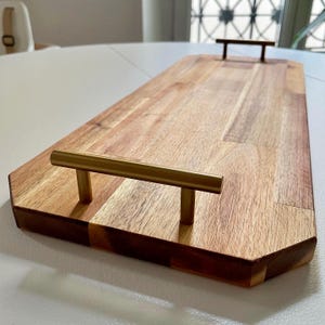 Plateau en bois massif acacia avec poignées laiton dorées, huilé alimentaire