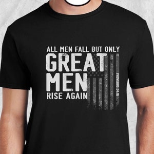 Puede incluir: Camiseta negra con un dise&ntilde;o gr&aacute;fico blanco que presenta una bandera estadounidense y el texto "All men fall but only great men rise again. Proverbs 24:16."