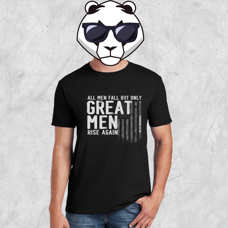 Puede incluir: Camiseta negra con un dise&ntilde;o gr&aacute;fico blanco que presenta una bandera estadounidense y el texto "All men fall but only great men rise again. Proverbs 24:16."