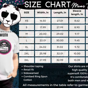 Op de afbeelding: Maattabel voor een heren T-shirt met afmetingen in inches. De tabel toont de maat, breedte, lengte, mouwlengte en de bijbehorende pasvormen. De tabel staat op een donkerblauwe achtergrond met een panda-illustratie.
