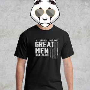 Puede incluir: Camiseta negra con un gr&aacute;fico blanco desgastado que dice "Todos los hombres caen, pero solo los grandes hombres se levantan" con un dise&ntilde;o de bandera estadounidense y el texto "Proverbios 24:16".