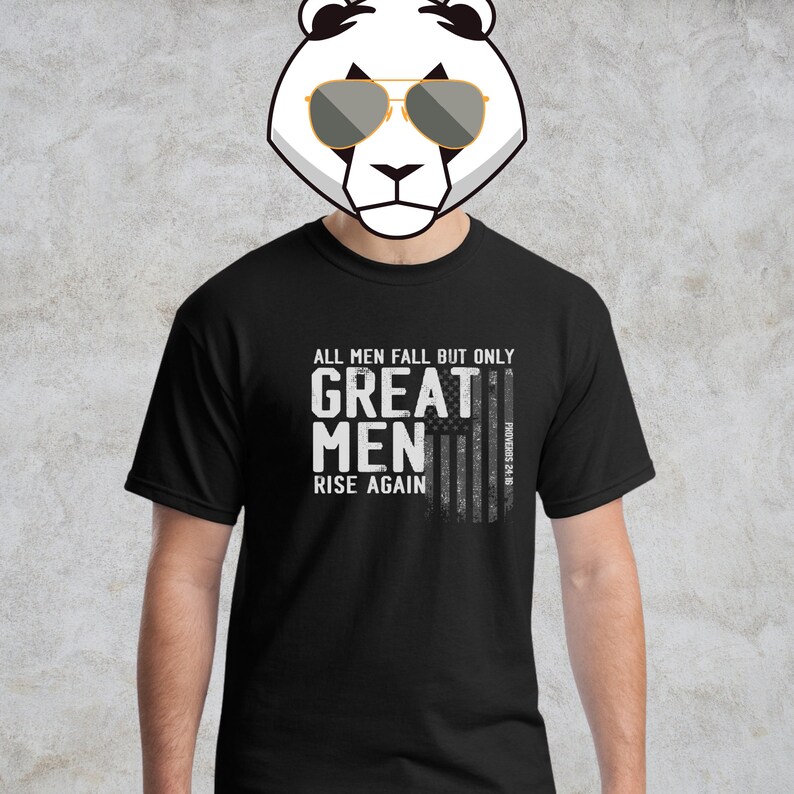 Puede incluir: Camiseta negra con un gr&aacute;fico blanco desgastado que dice "Todos los hombres caen, pero solo los grandes hombres se levantan" con un dise&ntilde;o de bandera estadounidense y el texto "Proverbios 24:16".