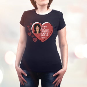 K&ouml;nnte beinhalten: Schwarzes T-Shirt mit rotem Herzdesign. Das Herz enth&auml;lt eine Cartoonfigur und den Text "YOU KIDS ARE A TWO-ADULT TWO-BOTTLE-OF-WINE-A-NIGHT JOB Mom". Mehrere rote Herzen sind ebenfalls vorhanden.