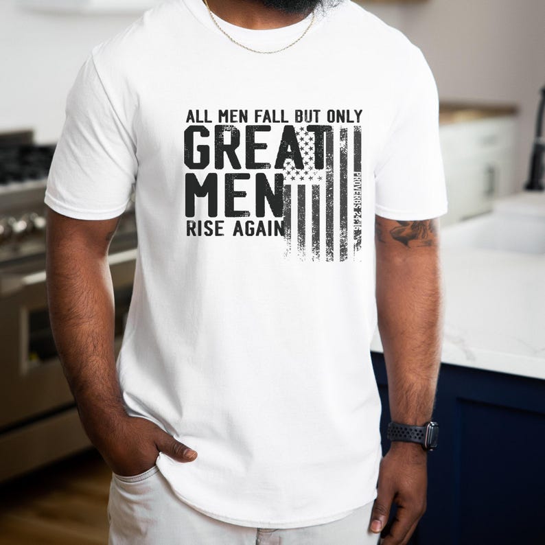 Camiseta cristiana patriótica Proverbios 24:16. Camiseta con la frase "Great Men Rise Again". Camiseta gráfica Faith USA. Regalo para veteranos. Regalo cristiano para papá. imagen 2