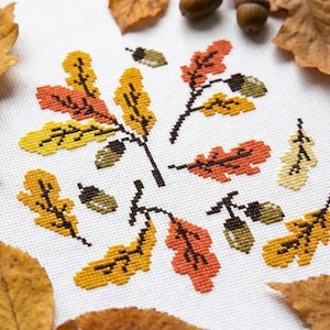 Patrón de punto de cruz de hojas de otoño en PDF, gráfico de bordado de hojas de roble y bellotas de otoño, decoración botánica para bastidor, descarga instantánea #CS144