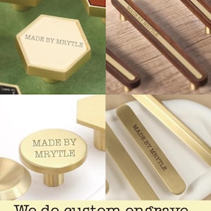 K&ouml;nnte beinhalten: Eine Collage verschiedener Schrankbeschl&auml;ge, darunter Kn&ouml;pfe und Griffe, in Gold- und Holzt&ouml;nen. Jedes St&uuml;ck ist mit "MADE BY MRYTLE" graviert. Das Bild enth&auml;lt auch den Text "We do custom engrave."