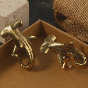 サメの子供部屋用ノブ、真鍮製引き出しハンドル、カスタム彫刻入り食器棚ドア取っ手、動物キャビネットノブ、ドレッサークローゼットノブ