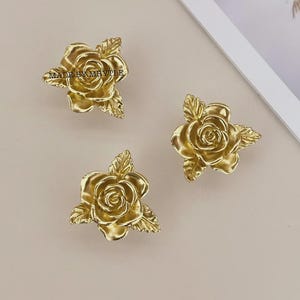 Blumenknäufe, Schlafzimmerschrankknöpfe, individuell gravierte Rose Türgriffe, massive Messingknäufe, Möbelbeschläge Knäufe