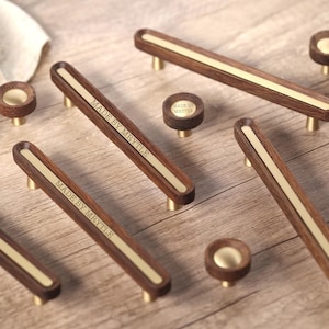 Poignées en noyer et en laiton pour armoire, boutons en laiton massif, poignées de porte de placard gravées sur mesure, boutons ronds de tiroirs modernes, poignées de garde-robe