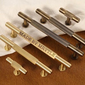 Tirador de armario de latón antiguo extra largo, tirador de barra en T para cajón de tocador, tirador de puerta de armario grabado personalizado, pomo de herraje para muebles modernos