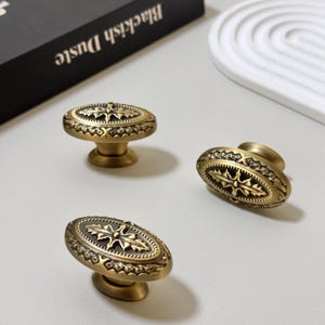 Barocke Knöpfe aus massivem Messing Griffe, Gold Schrank Türgriffe, individuell gravierte rocco Schrank Knöpfe, Kleiderschrank Türgriff, antiker Messingknopf Bild 3