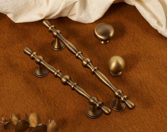 Vintage antiker Messingschrankgriff, runder Schubladenkugelknopf, runder Knopf aus Messing, individuell gravierter Schrankknauf, Möbelbeschläge, Messing-Schrankknauf