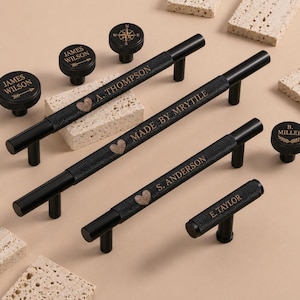 Peut inclure: Ensemble de quincaillerie de meubles noire comprenant des boutons et des poignées avec des textes personnalisés et des cœurs. Les poignées ont une prise texturée. Les boutons et poignées sont gravés avec des noms et des phrases.