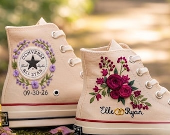 Op maat geborduurde Converse trouwschoenen, bruidssneakers met bloemenprint, namen en datum.