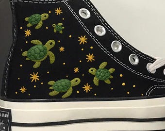 Converse High Top med broderad sköldpadda från 1970-talet - Ocean Broderad Sneakers - Specialdesignade djurskor