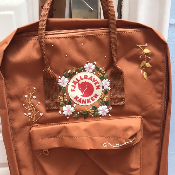 Embroidery flowers Kanken backpack - Floral embroidered backpack -  Custom embroidered Kanken - Personalization embroidered Kanken