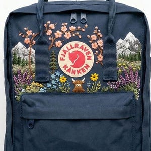 Broderad Fjällräven Kånken Ryggsäck, Höglandskor, Körsbärsblom, Bergslandskap, Anpassad Resväska