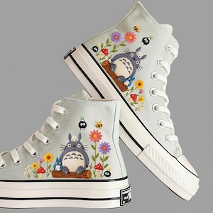 Anpassade tecknade figurer, broderade Converse-sneakers, sotsprites och chibi-design