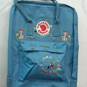 Bestickter Kanken Rucksack mit individuellem Pilz- & Blumen-Design