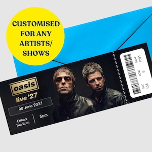 Könnte beinhalten: Ein schwarzes Konzertticket mit einem Foto von zwei Männern, dem Text Oasis live '27, 08 June 2027, Etihad Stadium, 5pm und einem Barcode mit Sitzplatzinformationen. Ein leuchtend gelber Kreis mit dem Text CUSTOMISED FOR ANY ARTISTS/SHOWS liegt über einem blauen Umschlag.
