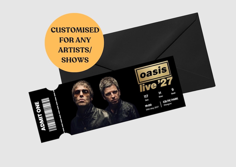 K&ouml;nnte beinhalten: Ein schwarzes Konzertticket mit einem Foto der Band Oasis und goldenem Text: oasis live '27, 117 Sec, H Row, 9 Seat, 19:00, 25th May 2027, Celtic Park Glasgow sowie ADMIT ONE mit Strichcode. Dahinter befindet sich ein schwarzer Umschlag.