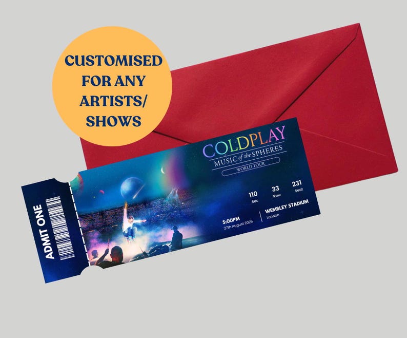 K&ouml;nnte beinhalten: Ein rechteckiges Konzertticket f&uuml;r die Coldplay Music of the Spheres Welttournee im Wembley-Stadion, mit dunkelblauem Hintergrund und Konzertszene, dazu ein roter Umschlag und ein gelber Kreis mit dem Text CUSTOMISED FOR ANY ARTISTS/SHOWS.