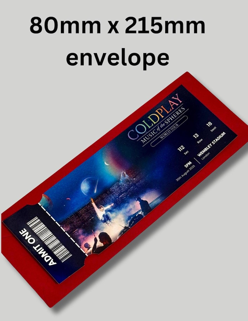 K&ouml;nnte beinhalten: Ein roter 80mm x 215mm Umschlag mit einer Konzertkarte f&uuml;r die Coldplay Music of the Spheres Welttournee im Wembley Stadion in London am 30. August 2025. Das Ticket zeigt eine Weltraumgrafik, einen Strichcode und den Text ADMIT ONE.