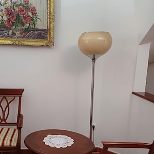 Harvey Guzzini Bud / braune Kunststoff-Lampe / Meblo Light / italienisches Design / Space Age Stehlampe