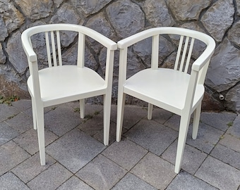 Une paire de chaise blanche vintage / chaise blanche / chaise latérale / chaise de bureau / vieille chaise en bois
