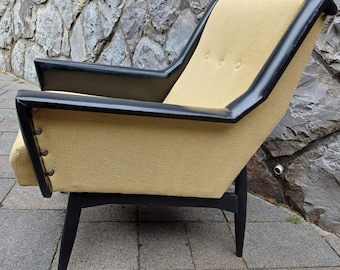 Vintage fauteuil / Beige en zwarte fauteuil / Gestoffeerde stoel / Nepleren handsteunen