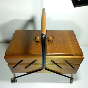 Caja de costura de madera vintage / Caja de costura con ruedas / Decoración vintage / Caja de costura utilizable