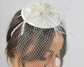 Vintage Inspired White Feather Fascinator with Tulle Veil, Modern Vintage Headpieces, Pill Box Bridal Fascinator, Headpiece with Veil, HATJD