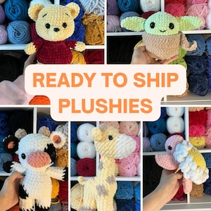 Pu&ograve; includere: Una collezione di peluche fatti a mano, tra cui un orso giallo, un alieno verde, una mucca, una giraffa e una pecora rosa. I peluche sono esposti davanti a scaffali pieni di filati colorati. Il testo sull'immagine recita "READY TO SHIP PLUSHIES."