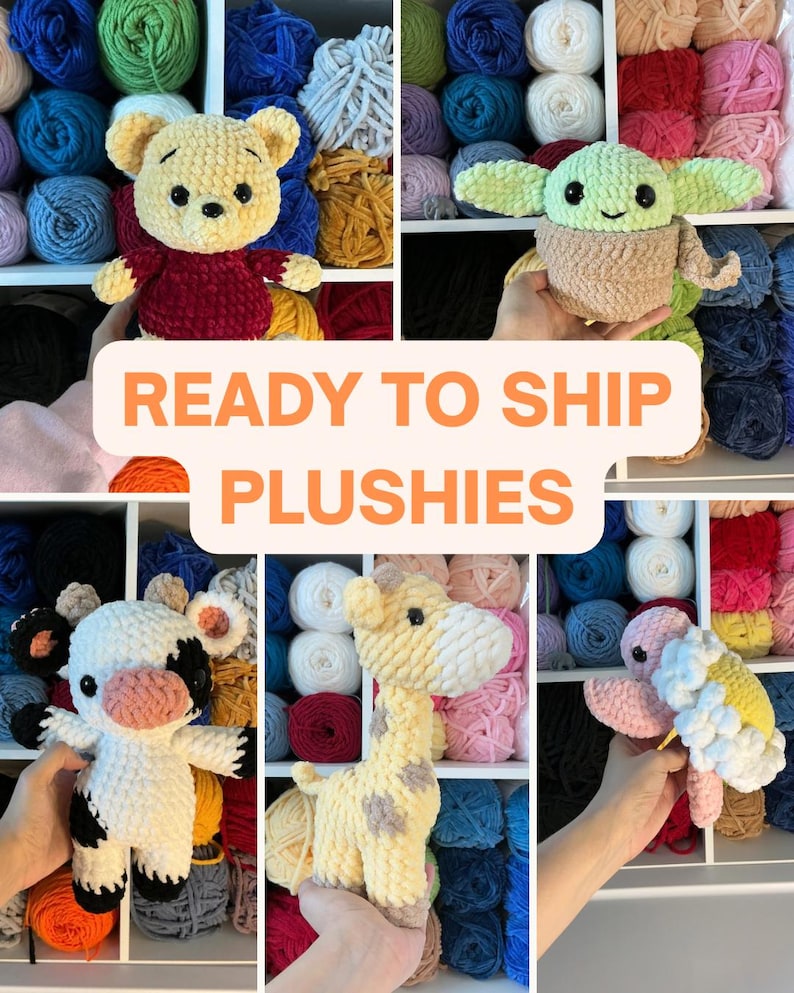 Pu&ograve; includere: Una collezione di peluche fatti a mano, tra cui un orso giallo, un alieno verde, una mucca, una giraffa e una pecora rosa. I peluche sono esposti davanti a scaffali pieni di filati colorati. Il testo sull'immagine recita "READY TO SHIP PLUSHIES."