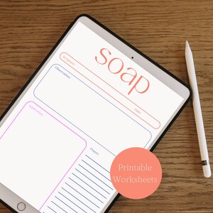 Könnte beinhalten: Druckbare SOAP-Arbeitsblatt mit Abschnitten für Schrift, Beobachtung, Anwendung, Gebet und Datum. Das Arbeitsblatt befindet sich auf einem Tablet mit einem weißen Stift daneben.