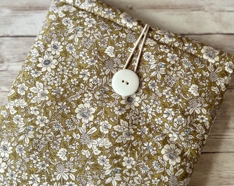 Protège-livre capitonné floral blanc vert olive | housse pour tablette | fermeture à bouton | Étui pour Kindle |cottagecore | ferme de campagne