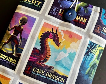 Funda acolchada para libro/tableta con diseño de Críptidos de Norteamérica / Cierre de botón / Nessie, Bigfoot, regalo para amantes de los libros, funda para Kindle de Halloween