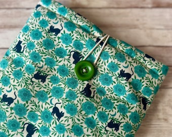 Protège-livre capitonné chats sarcelle et fleurs turquoise | housse pour tablette | fermeture à bouton | cadeau livresque | cadeau pour amoureux des chats | Adorables chats, pochette Kindle