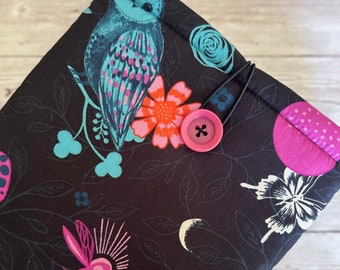 Twilight Woodland gewatteerde boekenhoes | tablethoes | knoopsluiting | uilen | paddenstoelen | Halloween-boekcadeau | boekencadeau | bosscore