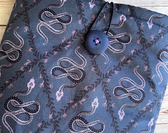 Pochette rembourrée Serpents de minuit | housse pour tablette | fermeture à bouton | Cadeau livre Halloween | cadeau livresque | Housse Kobo serpent | Étui pour Kindle