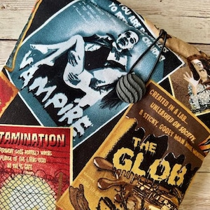 Vadderat bokomslag för klassiska skräckfilmer | surfplattefodral | knappstängning | Halloween-bokpresent | boklig present | kultfilmaffischer | Kindle