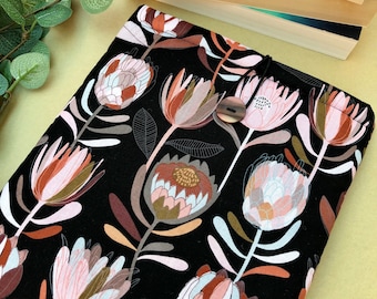 Proteas Floral gepolsterte Buchhülle | Tablet-Hülle | Knopfverschluss | moderne florale Kindle Hülle | literarisches Geschenk | Weihnachtsbuch Geschenk
