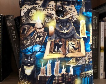 Funda acolchada para libros/tabletas con diseño de gatos negros mágicos y estilo brujería, con cierre de botón, ideal como regalo para amantes de los libros o para aficionados a la lectura. Funda para libros de Halloween. Compatible con Kindle.