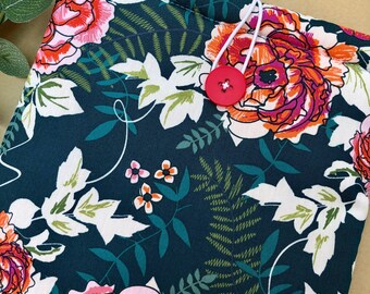 Pfingstrose Moderne florale gepolsterte Buchhülle | Tablet-Hülle | Knopfverschluss | Cottagecore Buchhülle | Kindle Hülle | literarisches Geschenk
