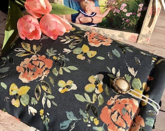 Coral Country Roses gepolsterte Buchhülle | Tablet-Hülle | Knopfverschluss | Baumwollkern | Buchliebhaber Geschenk | Bücherwurm Geschenk | Kindle Hülle