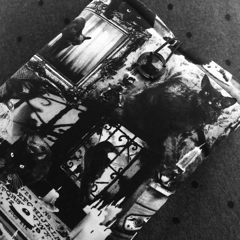 以下が含まれることがあります： 黒と白の生地に、黒い猫、ウィジャ盤、クリスタルが繰り返し描かれたパターン。生地はビンテージ感があり、不気味なハロウィーンのプロジェクトに最適です。
